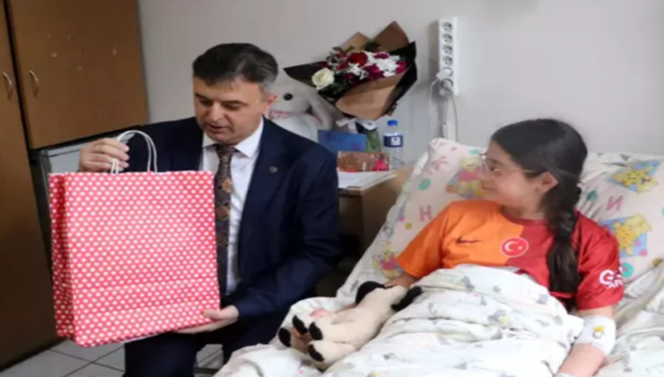Karnelerini ve hediyelerini hastanede aldılar…