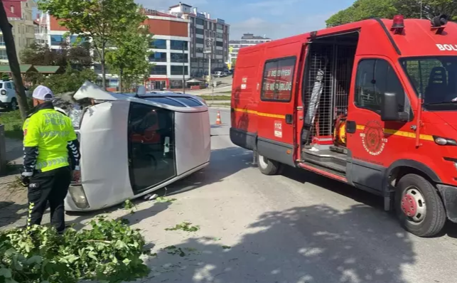 Kontrolden çıktı… Ağaca çarparak devrildi…
