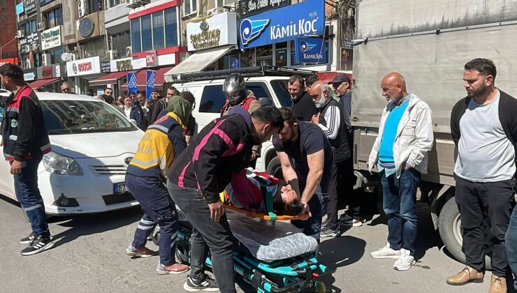 Motosikletli kurye park halindeki aracın altına sürüklendi..