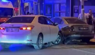 Alkollü sürücü, park halindeki 2 araca çarptı…