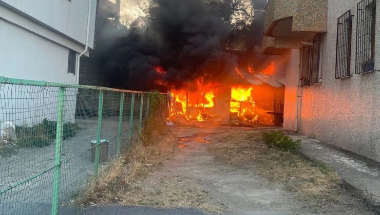 Binalar arasındaki yangın korkuttu…