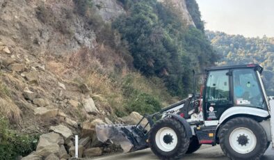 Kaya parçaları yolu ol kapattı…