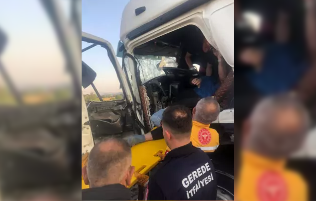 TIR’a çarpan sürücü araçta sıkıştı…
