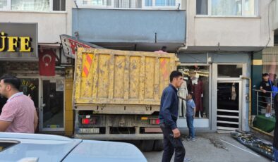 Freni patladı… İş yerine girdi…