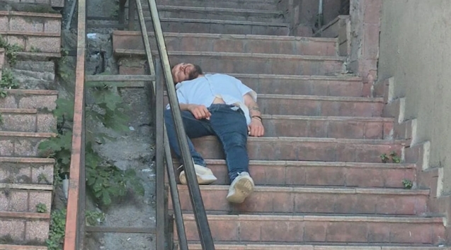 Merdivende ‘öldü’ zannettiler…