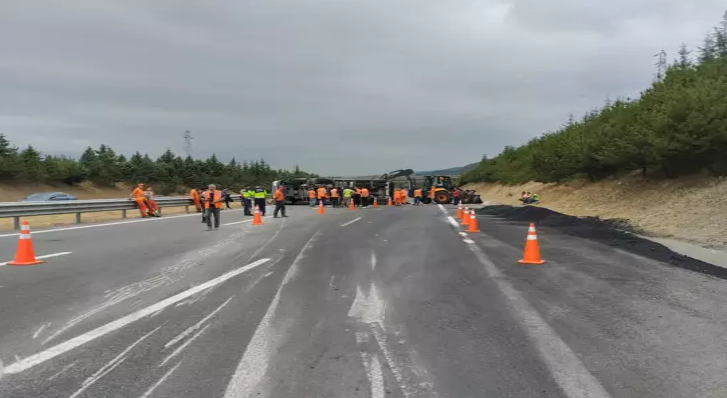 Sıcak asfalt yüklü kamyon devrildi…