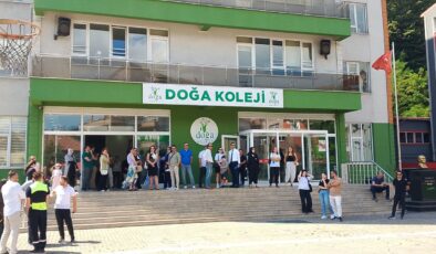 Doğa Koleji önünde hareketli dakikalar… Veliler tepkili!
