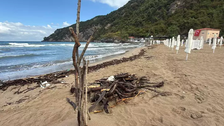 Sahilde oluşan kirlilik dron ile görüntülendi…