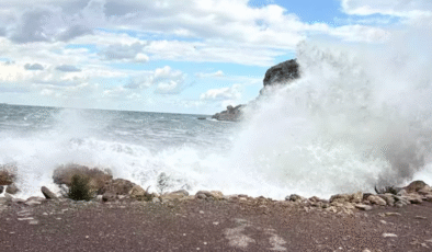 Fırtına; dalga boyu 5 metreye ulaştı…