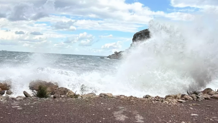 Fırtına; dalga boyu 5 metreye ulaştı…
