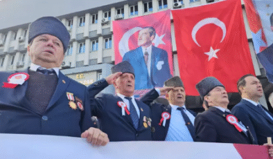 ‘Gaziler Günü’nde eşleri de gazilerle birlikte yürüdü…