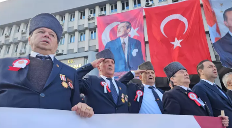 ‘Gaziler Günü’nde eşleri de gazilerle birlikte yürüdü…