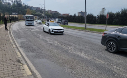 Yoldaki çukurlar sürücülere zorluk yaşatıyor…