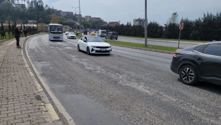 Yoldaki çukurlar sürücülere zorluk yaşatıyor…