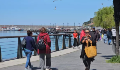 Güneşli havanın keyfini sahilde çıkardılar…