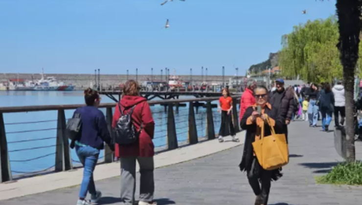 Güneşli havanın keyfini sahilde çıkardılar…