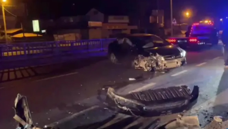 Köprüdeki korkuluklara çarptı; 3 yaralı…