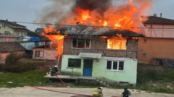 Düzce’de 2 katlı ev alev alev yandı