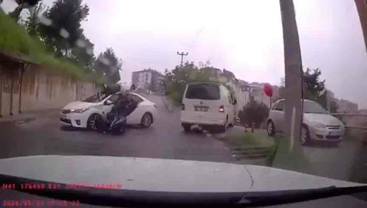 Otomobil ile motosikletin çarpıştığı kaza kamerada…