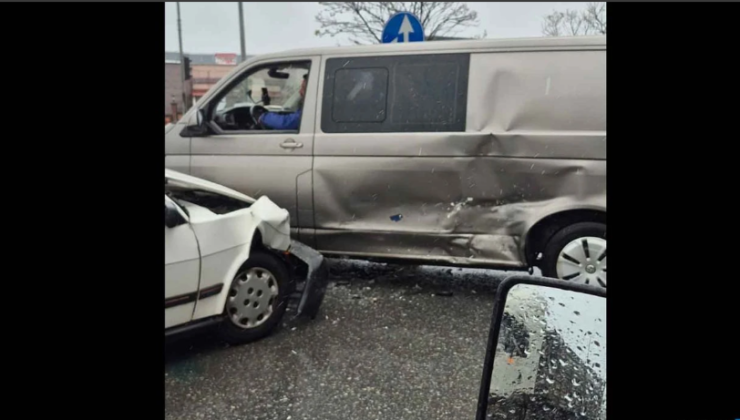 Kamyonet ile otomobil çarpıştı… Yaralılar var…