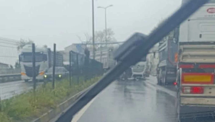 Tır makas attı… Trafik felç oldu…