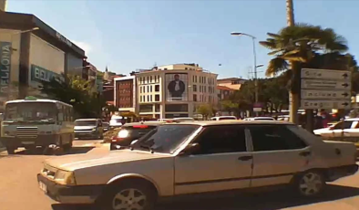 Yaşlı kadına minibüs çarptı… İşte kaza anı…