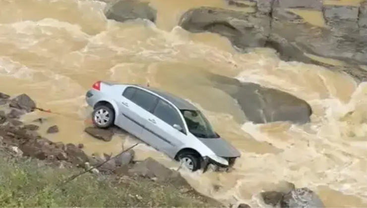 Dereye savrulan otomobilin sürücüsü yaralandı…