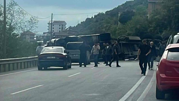 Devrilen TIR yolu trafiğe kapattı…