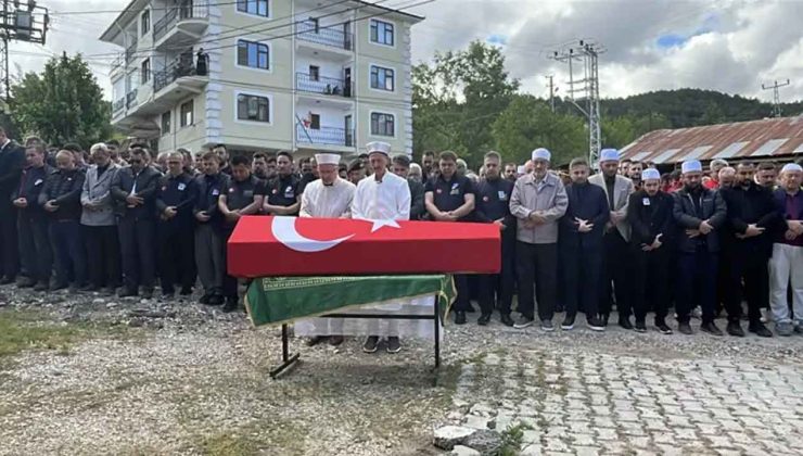 Yaşamını yitiren AFAD personelinin cenaze namazını babası kıldırdı