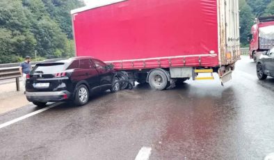 TIR’dan ayrılan dorseye çarpan otomobildeki 2 kişi yaralandı…
