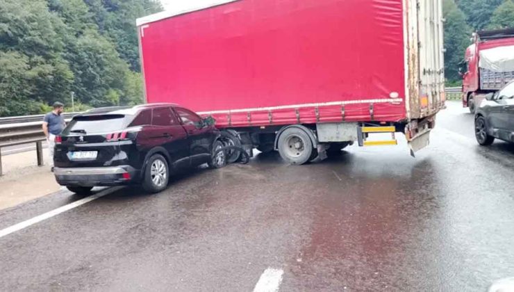 TIR’dan ayrılan dorseye çarpan otomobildeki 2 kişi yaralandı…