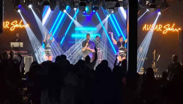 Gökhan Özen sahnede, davetliler salonda coştu…