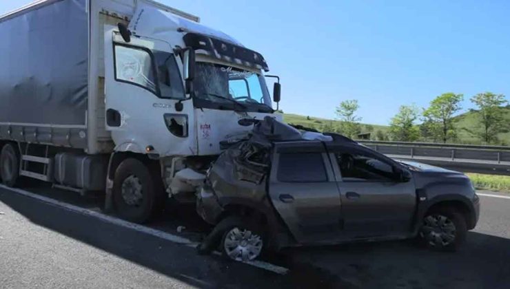Otoyolda kamyon ile otomobil çarpıştı: 2 yaralı