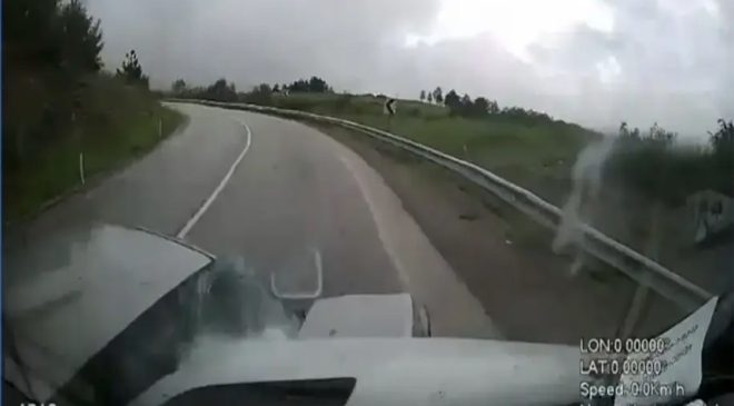 Minibüs ile otomobilin çarpıştığı kaza kamerada; 6 yaralı
