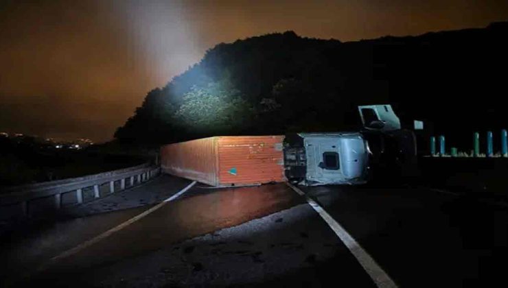 Yürekler Ağıza geldi…Mühimmat yüklü TIR devrildi…