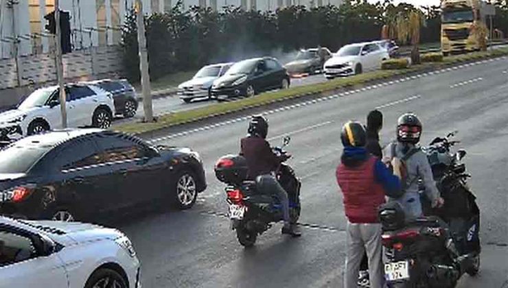 Otomobil seyir halindeyken alev aldı…