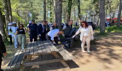 Zonguldak Valisi ve eşi ‘Orman Benim’ etkinliğinde çöp topladı