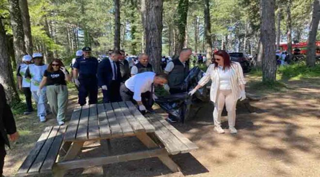 Zonguldak Valisi ve eşi ‘Orman Benim’ etkinliğinde çöp topladı