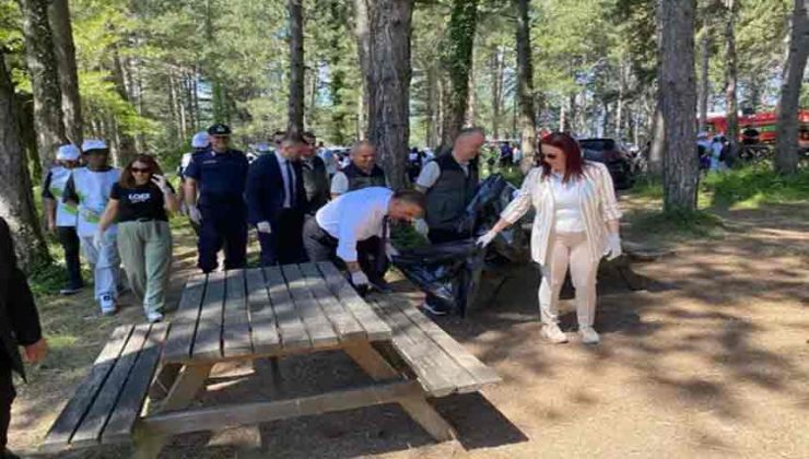 Zonguldak Valisi ve eşi ‘Orman Benim’ etkinliğinde çöp topladı
