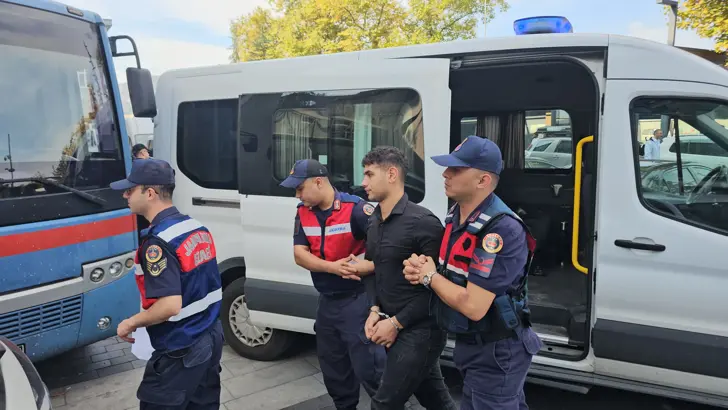 Bıçağı çekip hedef gözetmeden salladım…